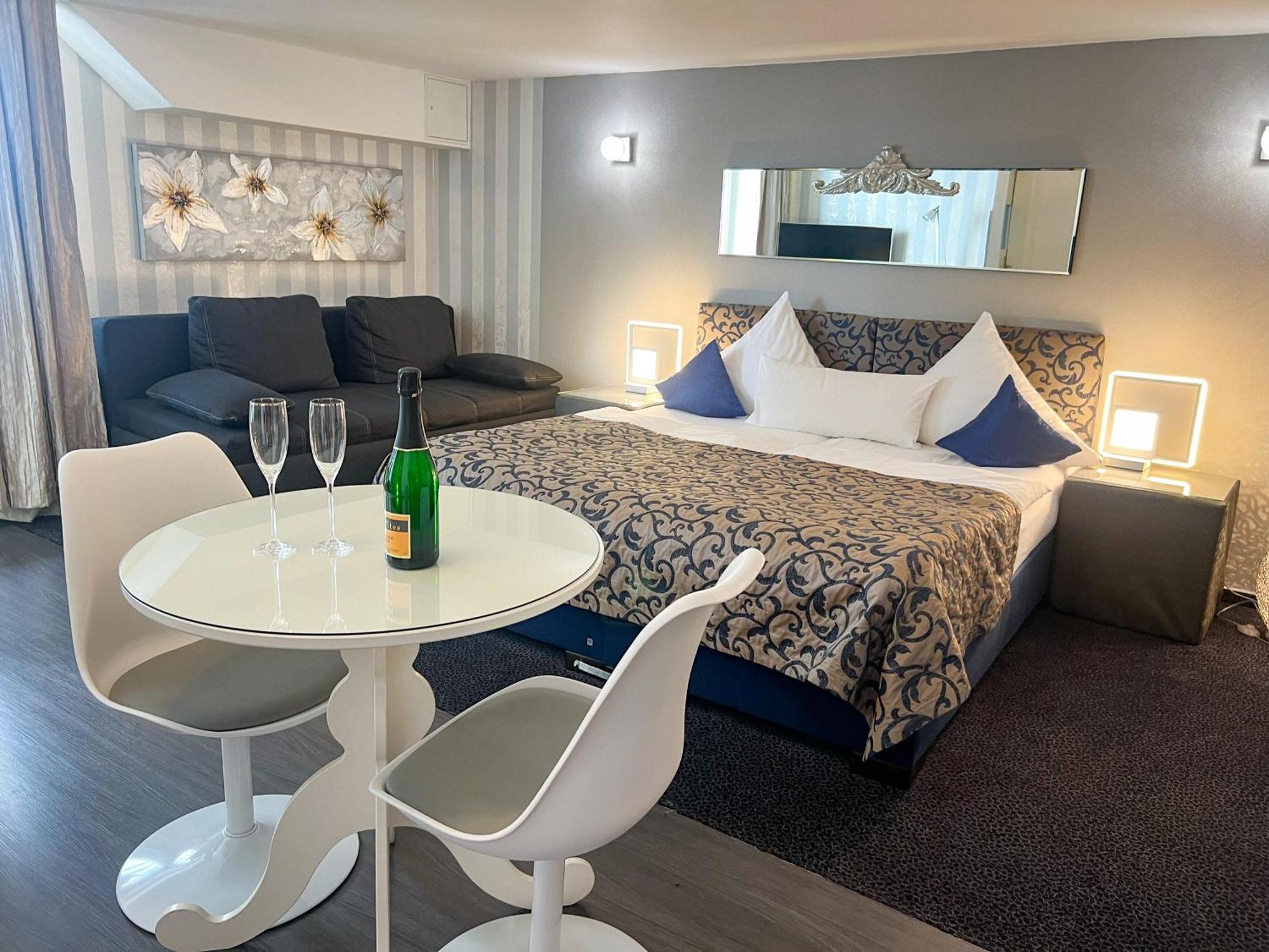 Hotel Service Apartments Am Prinzenplatz カンプ・リントフォルト エクステリア 写真